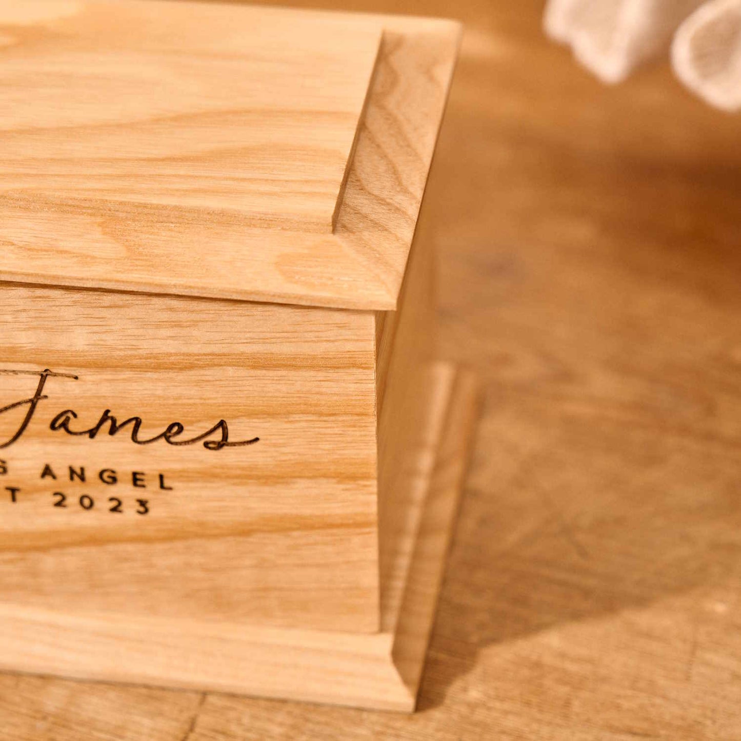 Detailed engraving of name and motif on personalised stillborn urn.